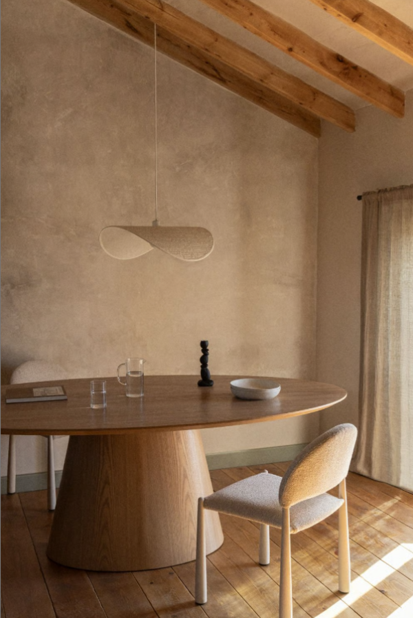 Mesa de comedor ovalada de madera