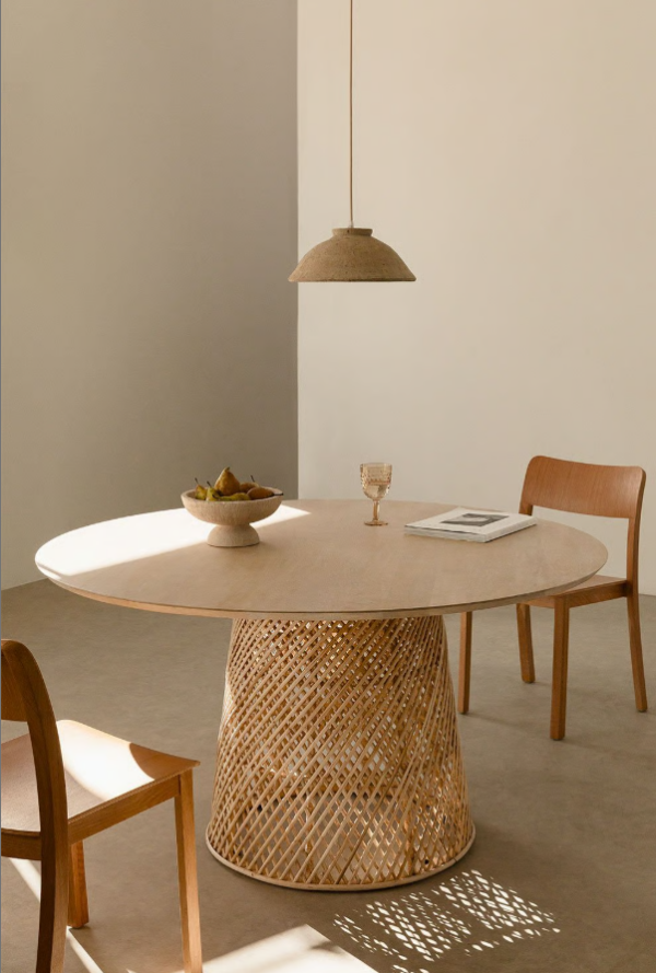 Mesa comedor redonda en madera de mango y ratán